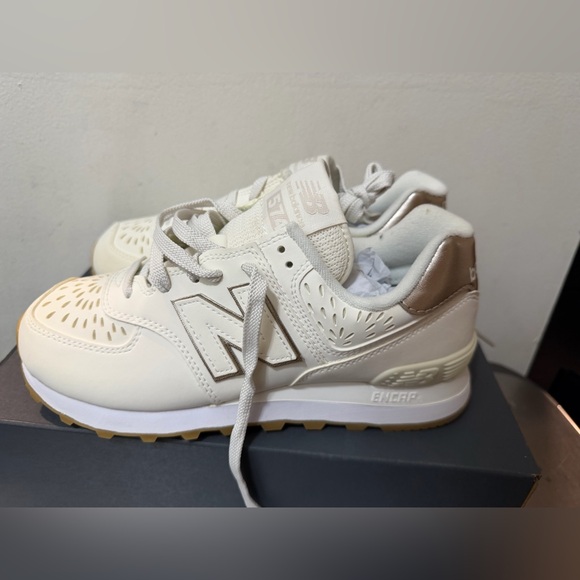 New Balance 574 Women's Cream and White Sneakers, size 8, unworn with box - Picture 3 of 6